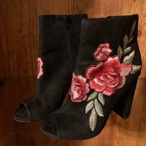 Charlotte Russe Black Suede Peep Toe Bootie With Embroidered Roses Size 6